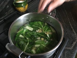 Echar en olla acelgas, garbanzos y alubias