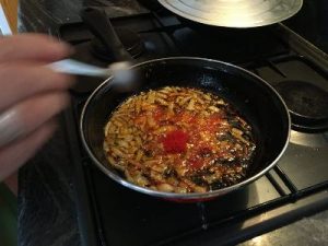 Sofreir cebolla y tomate